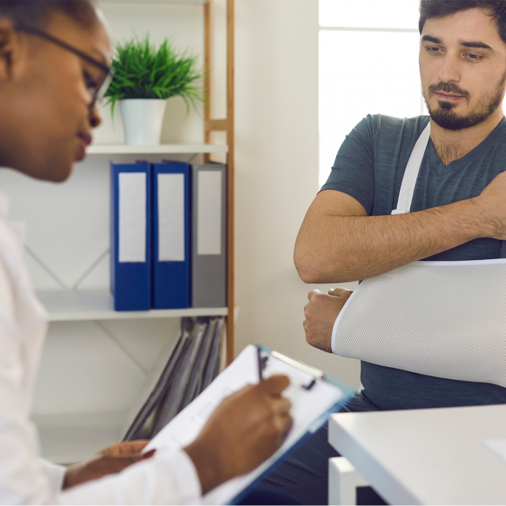 Homme blessé chez le médecin